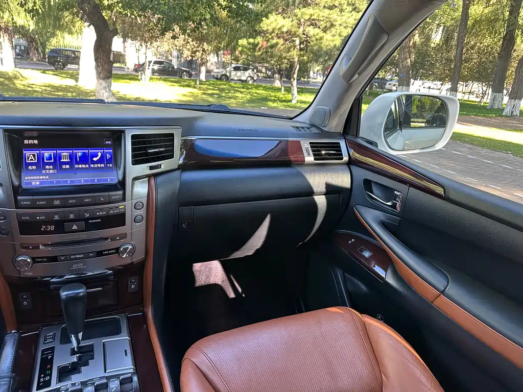 Lexus LX — миниатюра 25
