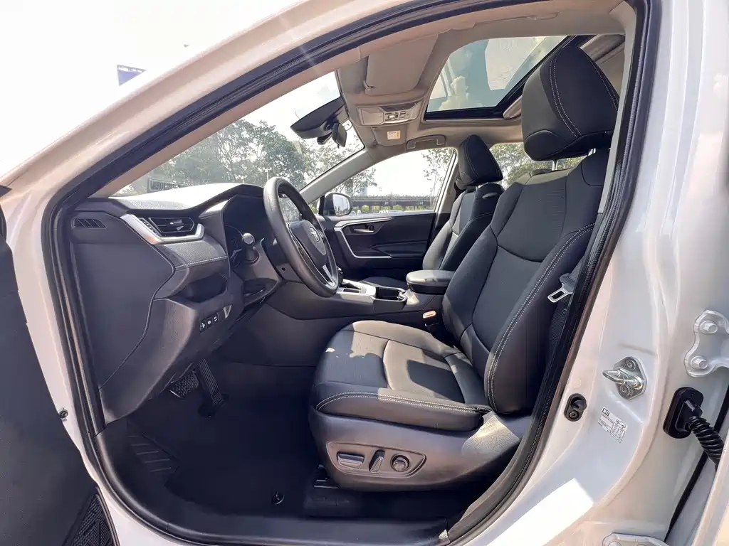 Toyota RAV4 — миниатюра 8