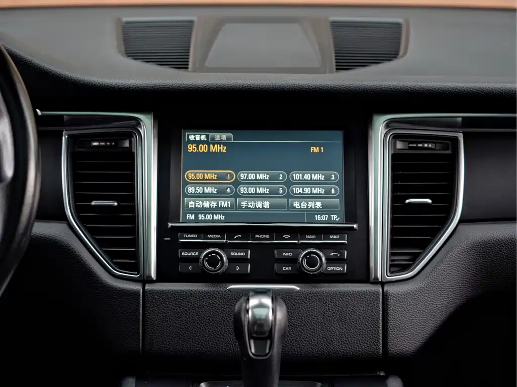 Porsche Macan — миниатюра 16