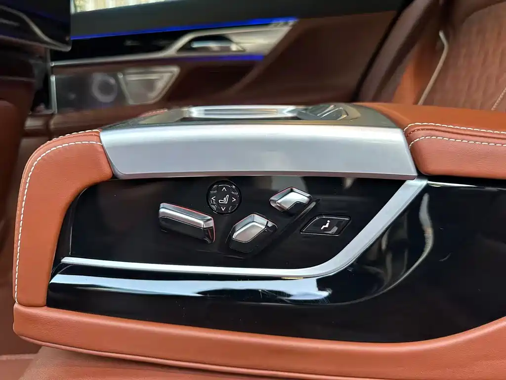 BMW 7 Series — миниатюра 27