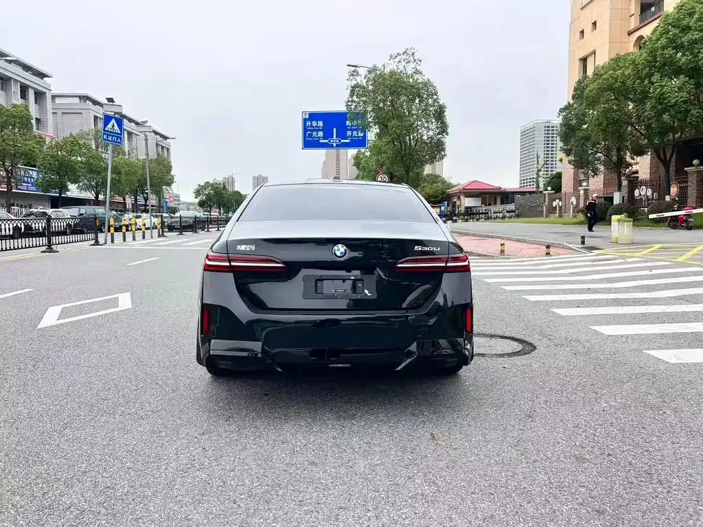 BMW 5 Series — миниатюра 8