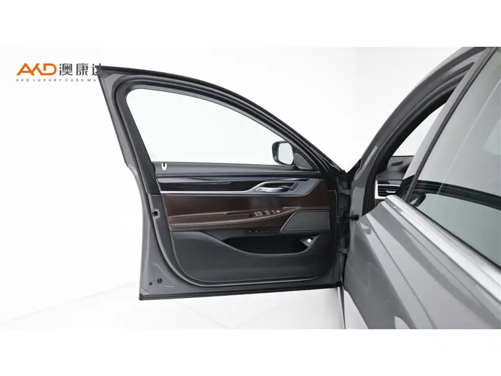 BMW 7 Series — миниатюра 10