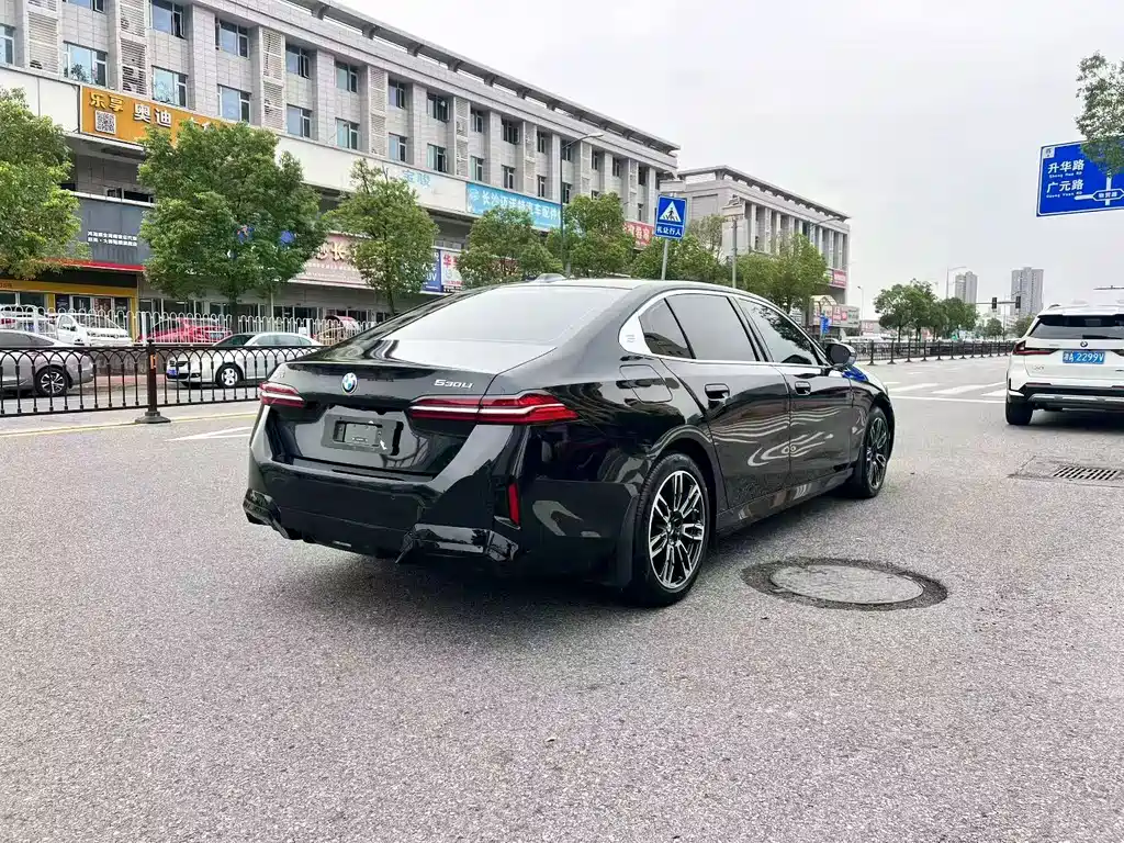 BMW 5 Series — миниатюра 7