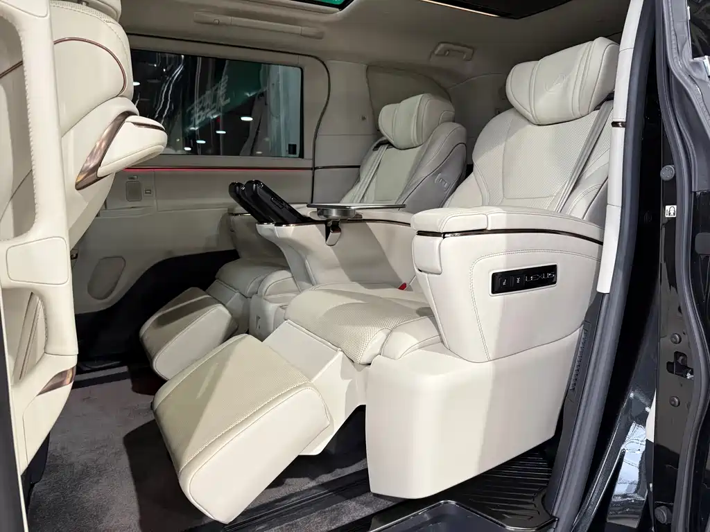 Lexus LM 2023 500h мест