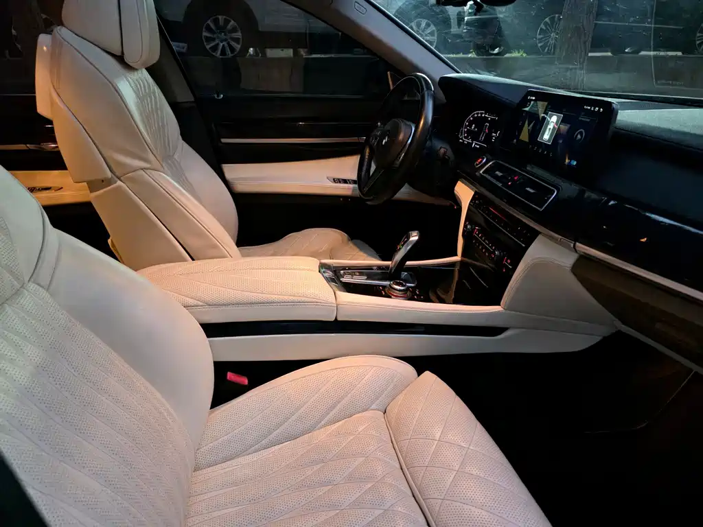 BMW 7 Series — миниатюра 10