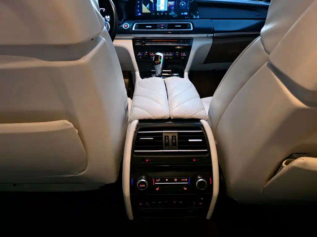 BMW 7 Series — миниатюра 22