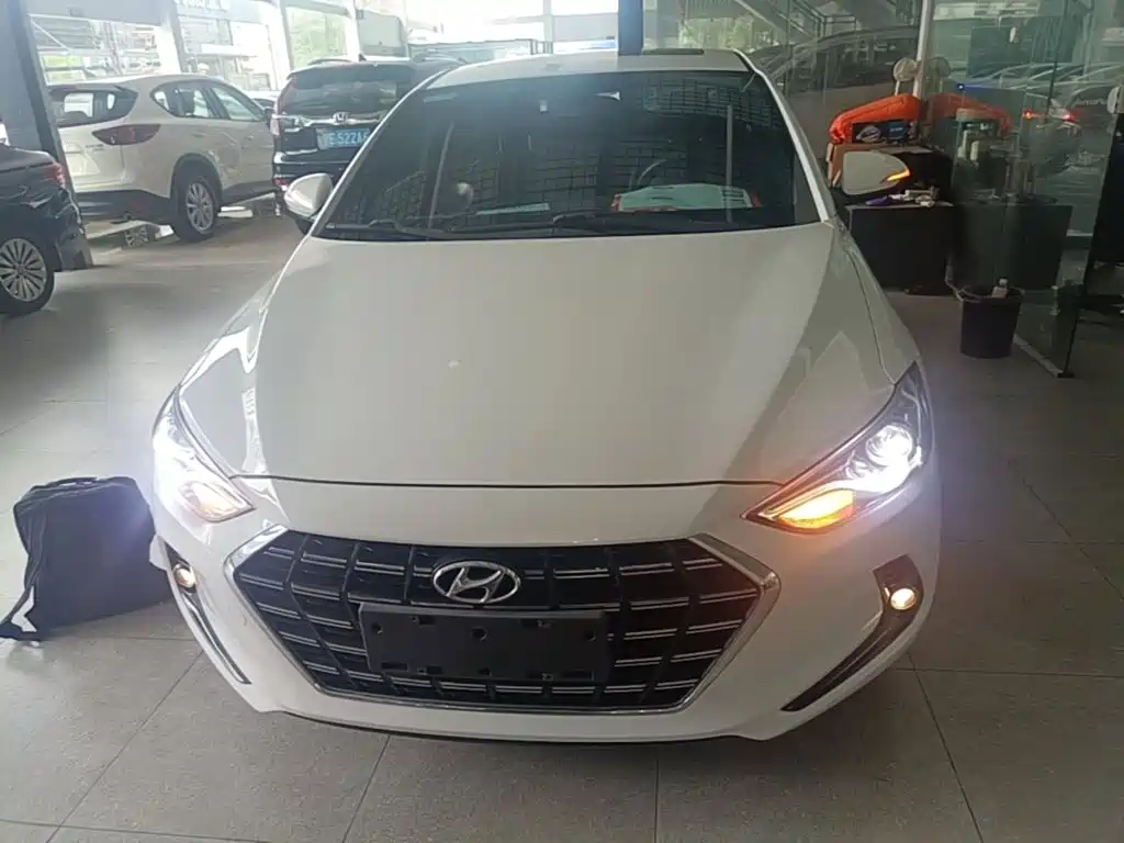 Hyundai Elantra — миниатюра 3