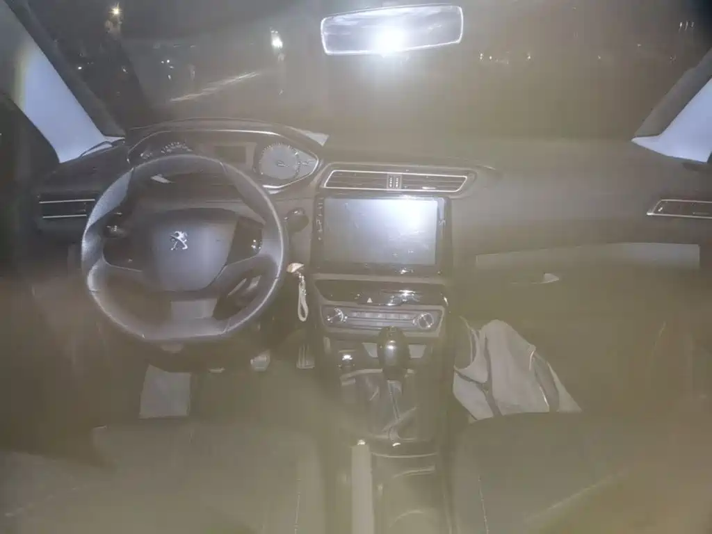 Peugeot 308 — миниатюра 10
