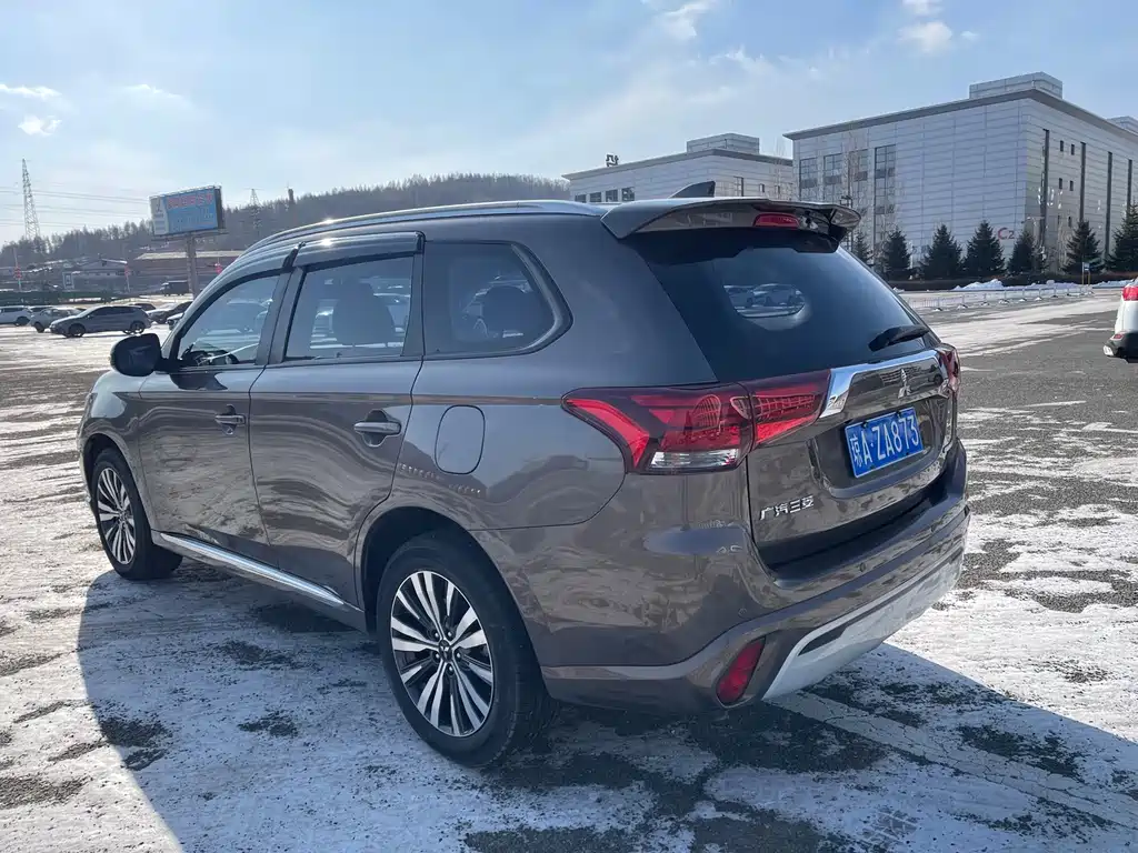 MITSUBISHI OUTLANDER