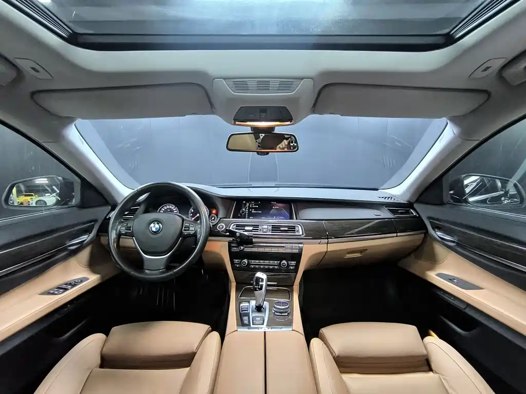 BMW 7 Series — миниатюра 9
