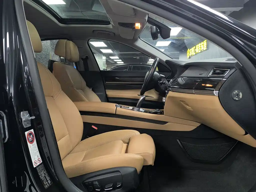 BMW 7 Series — миниатюра 11