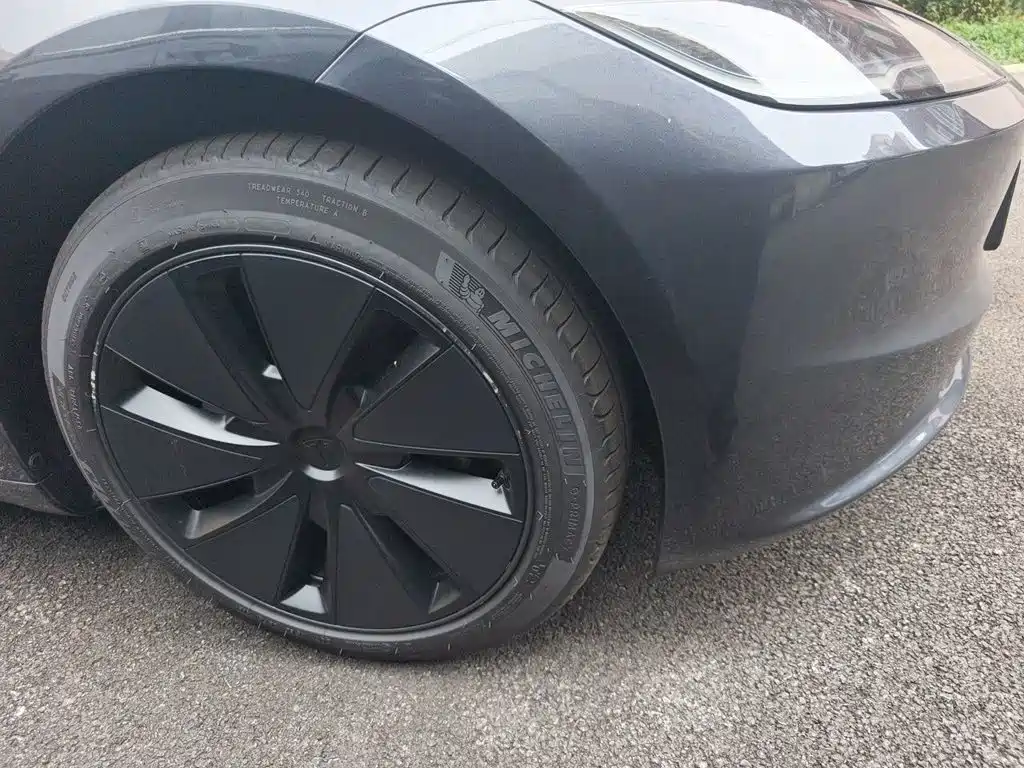 Tesla Model 3 — миниатюра 8