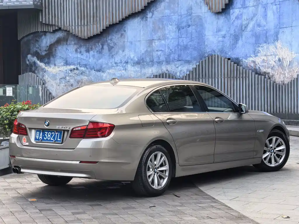 BMW 5 Series — миниатюра 4