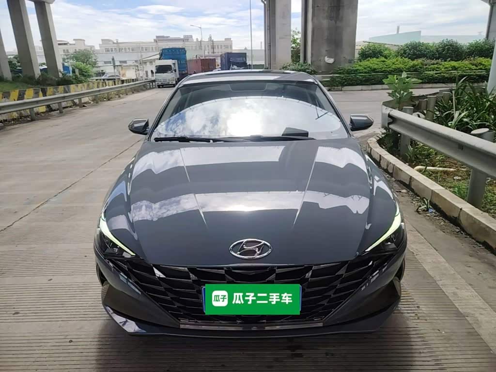 Hyundai Elantra 1.5 л 2022 г. Серебристо-серый, пробег 43500 км