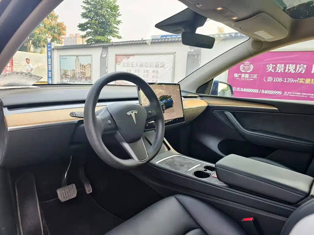 Tesla Model Y — миниатюра 4