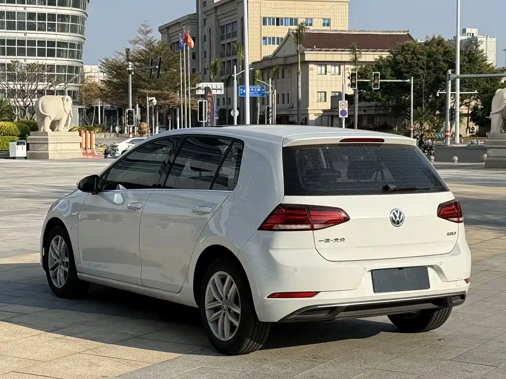 VOLKSWAGEN GOLF