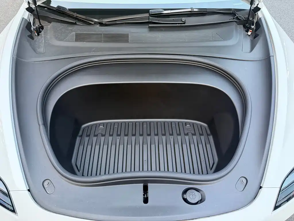 Tesla Model 3 — миниатюра 12
