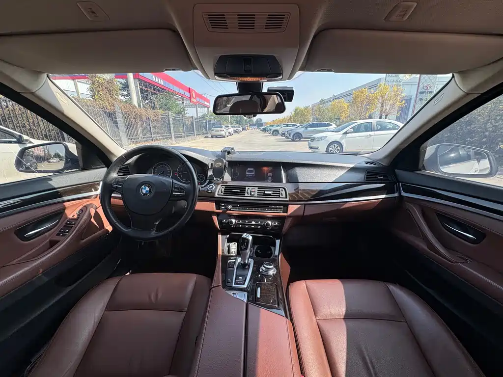 BMW 5 Series — миниатюра 9