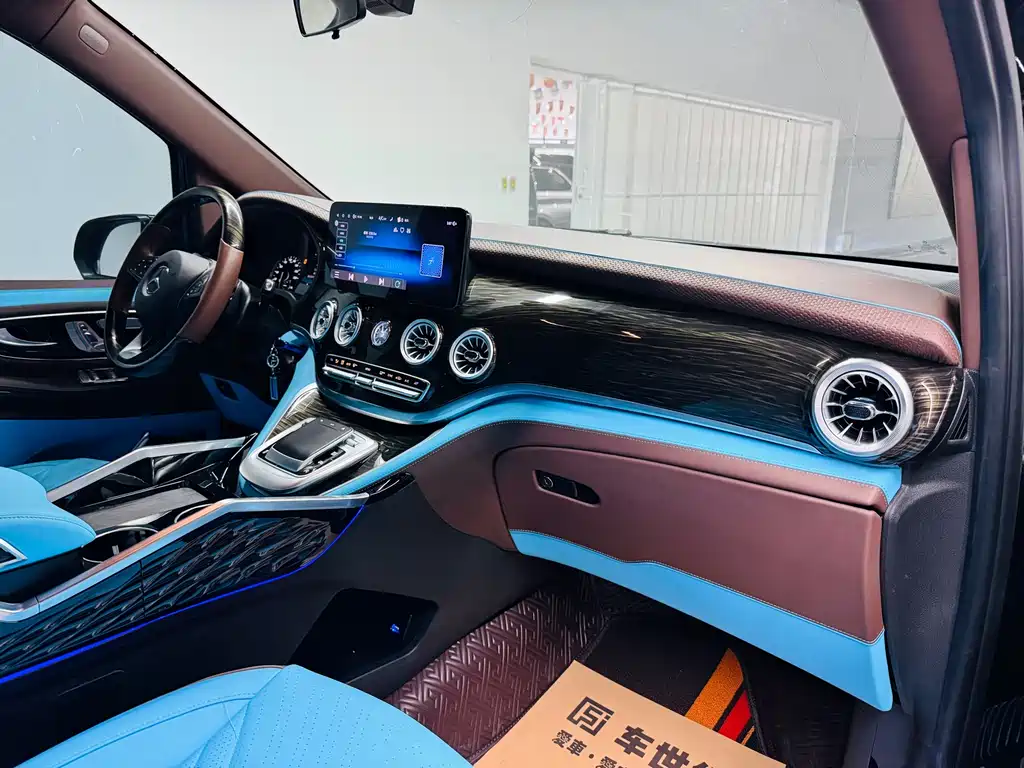 Mercedes-Benz Vito 2023 2.0T 7 мест