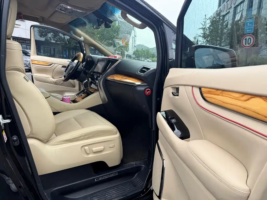 Toyota Alphard — миниатюра 5