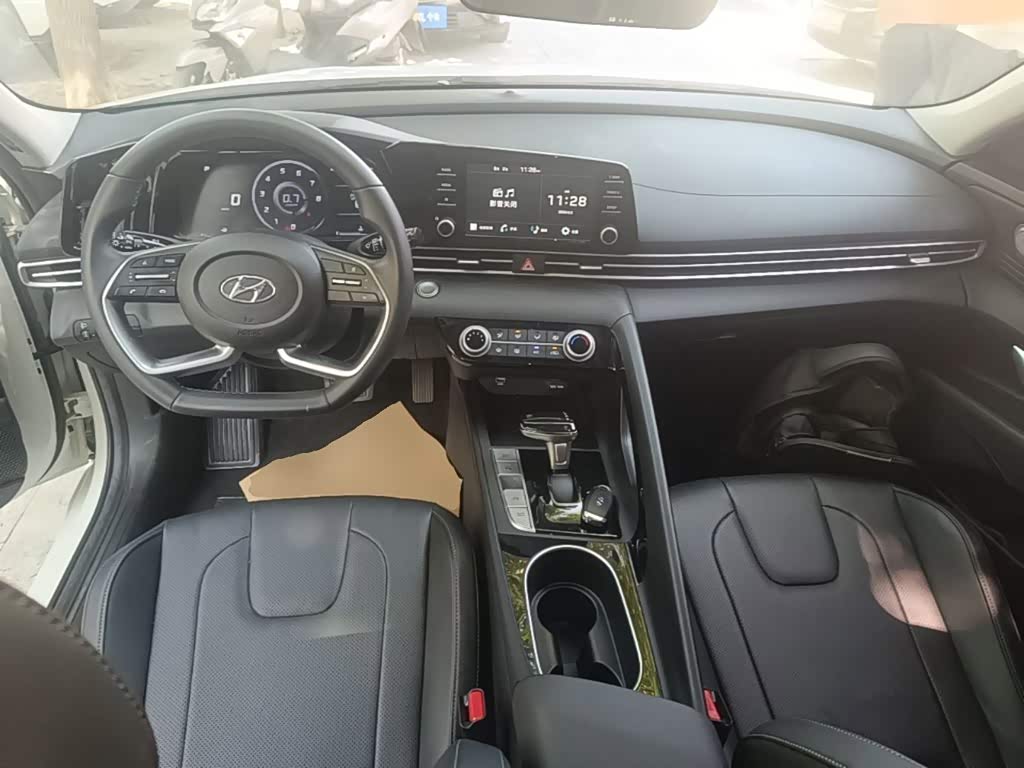 Hyundai Elantra 1.5 л 2023 г. Белый, пробег 27799 км