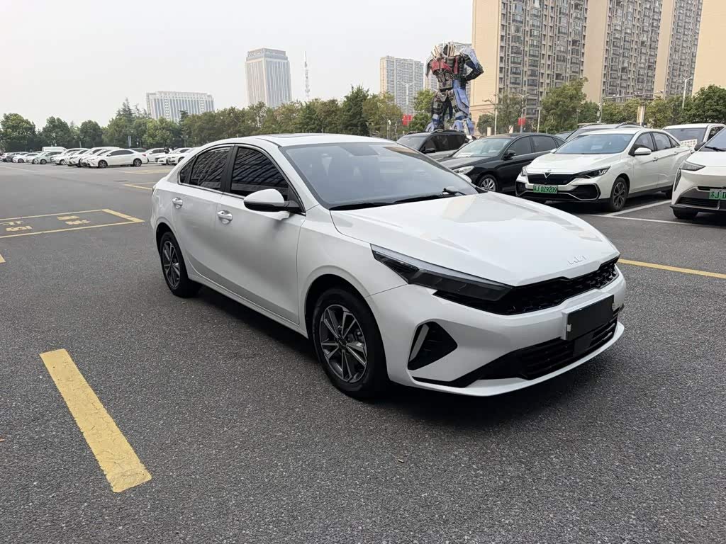 Kia K3 1.5 л 2023 г. Белый, пробег 34400 км