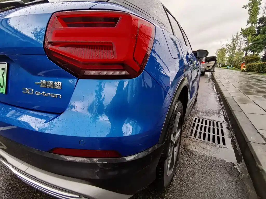 Audi Q2L e-tron — миниатюра 12
