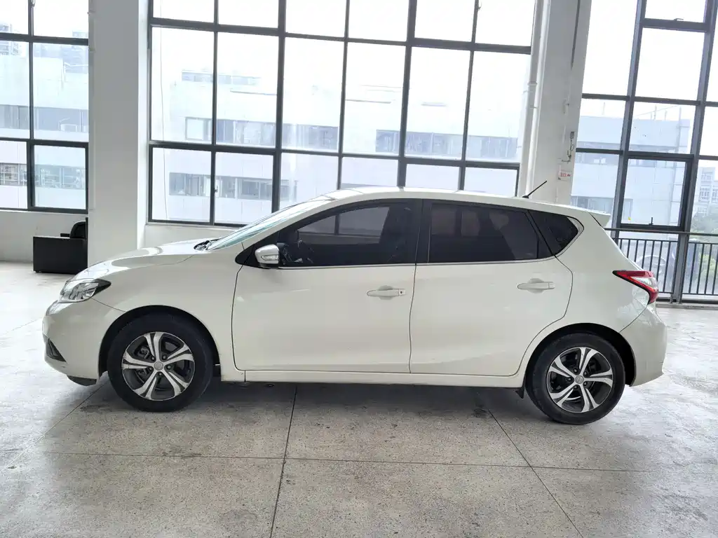 Nissan Tiida — миниатюра 6