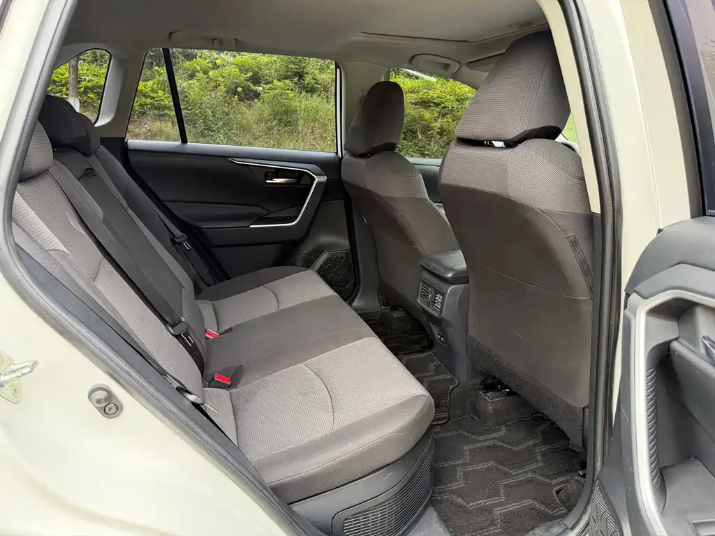 Toyota RAV4 — миниатюра 6