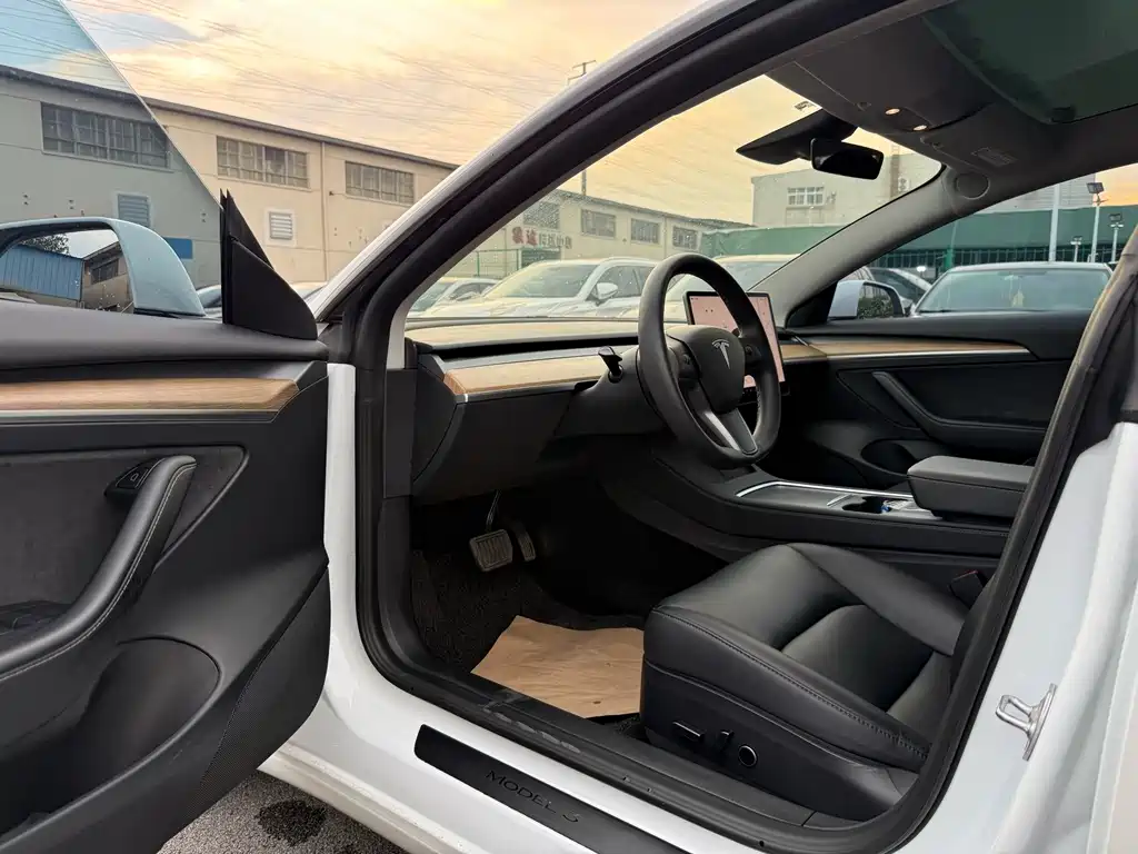 Tesla Model 3 — миниатюра 5