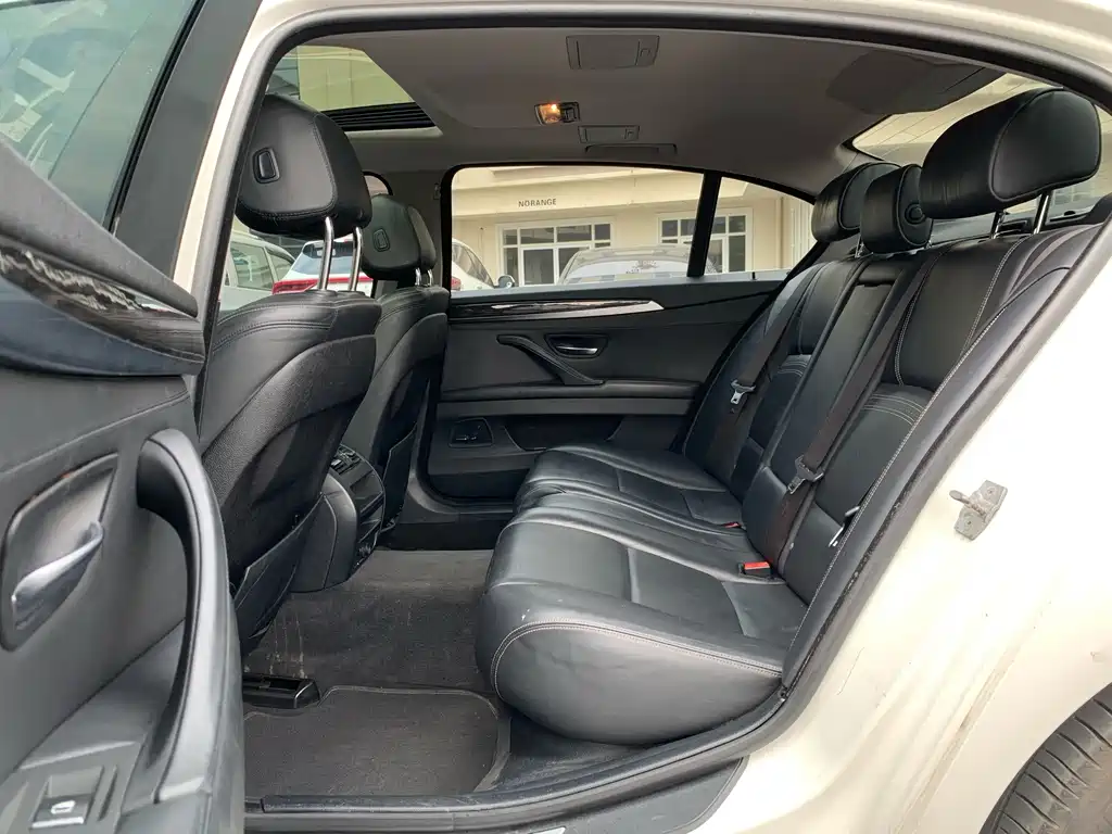 BMW 5 Series — миниатюра 13
