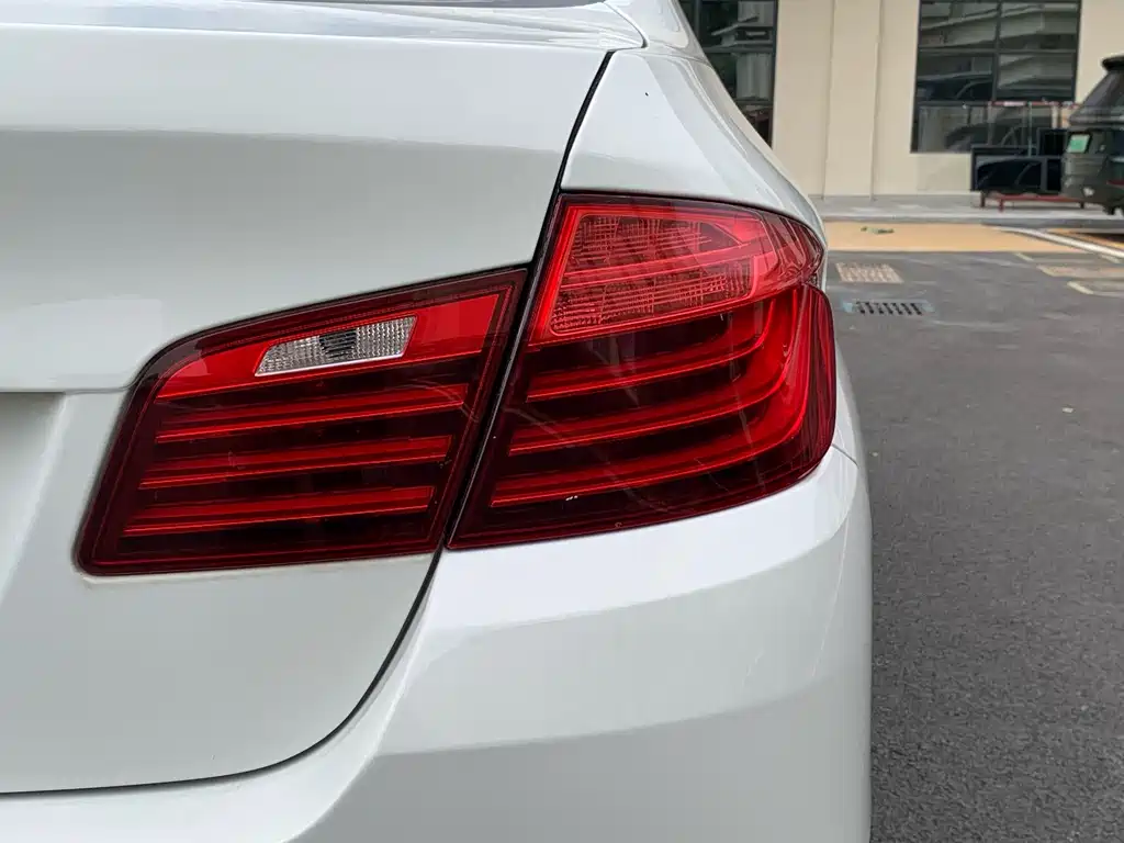BMW 5 Series — миниатюра 10