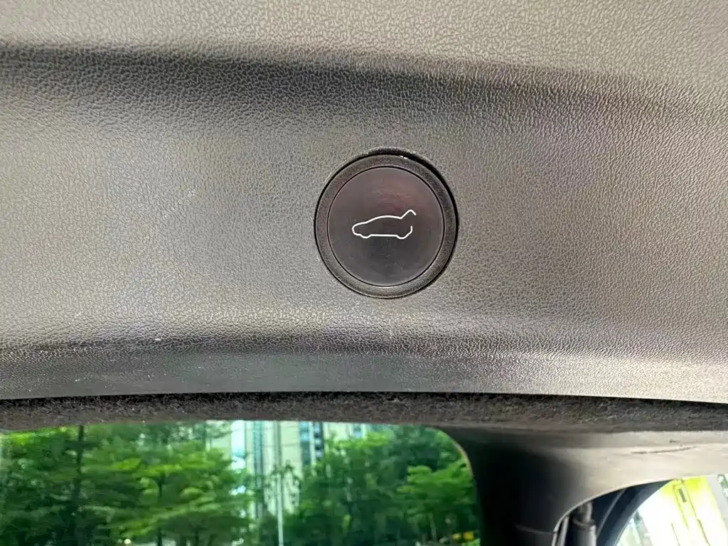 Tesla Model Y — миниатюра 9