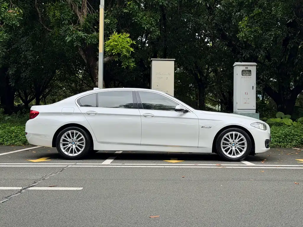 BMW 5 Series — миниатюра 10