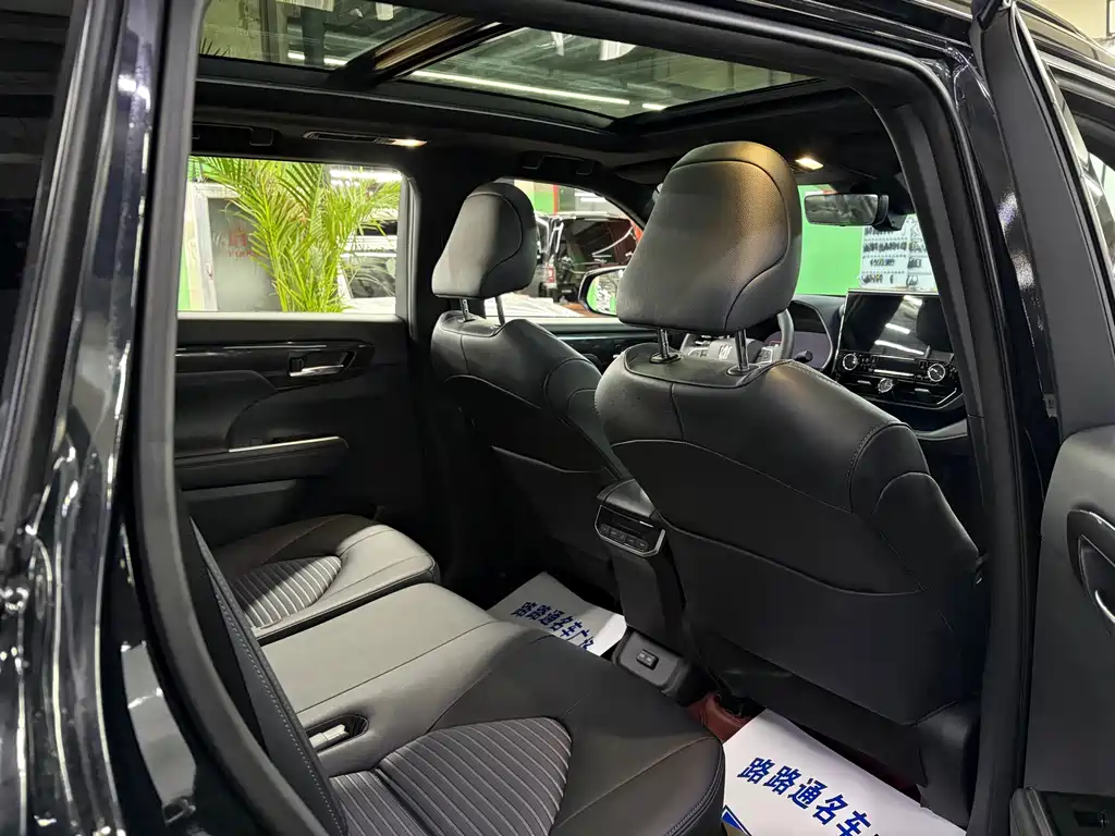 Toyota Crown Kluger — миниатюра 9