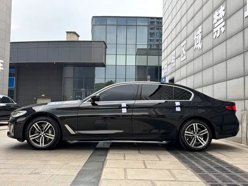 BMW 5 Series — миниатюра 10