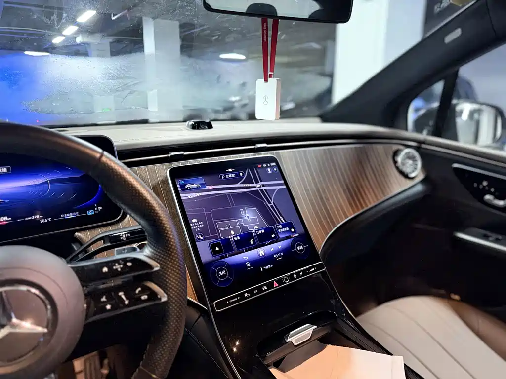 Mercedes-Benz EQE SUV — миниатюра 17