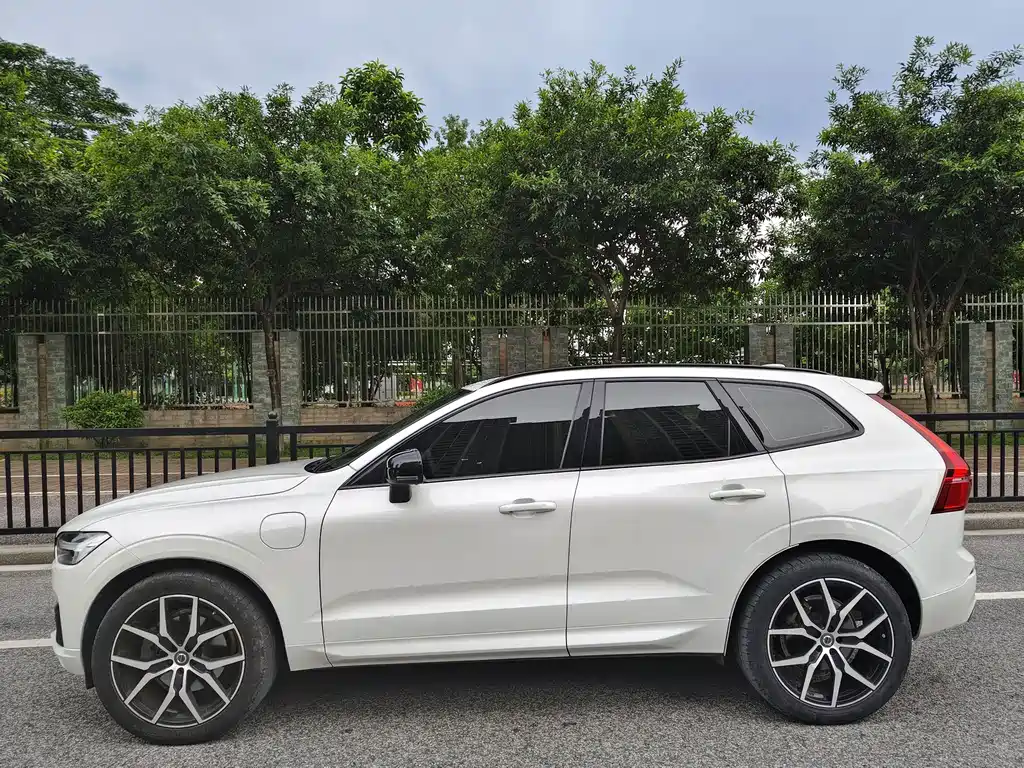 Volvo XC60 PHEV — миниатюра 7