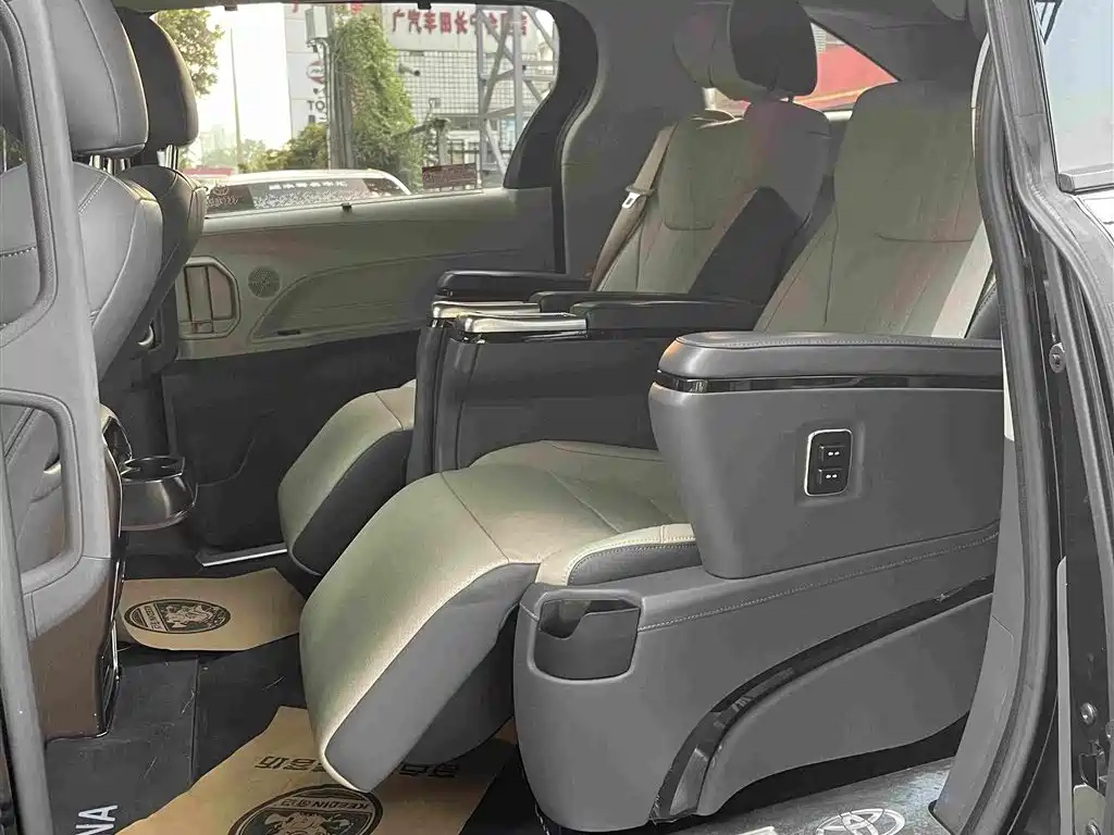 Toyota Sienna — миниатюра 17
