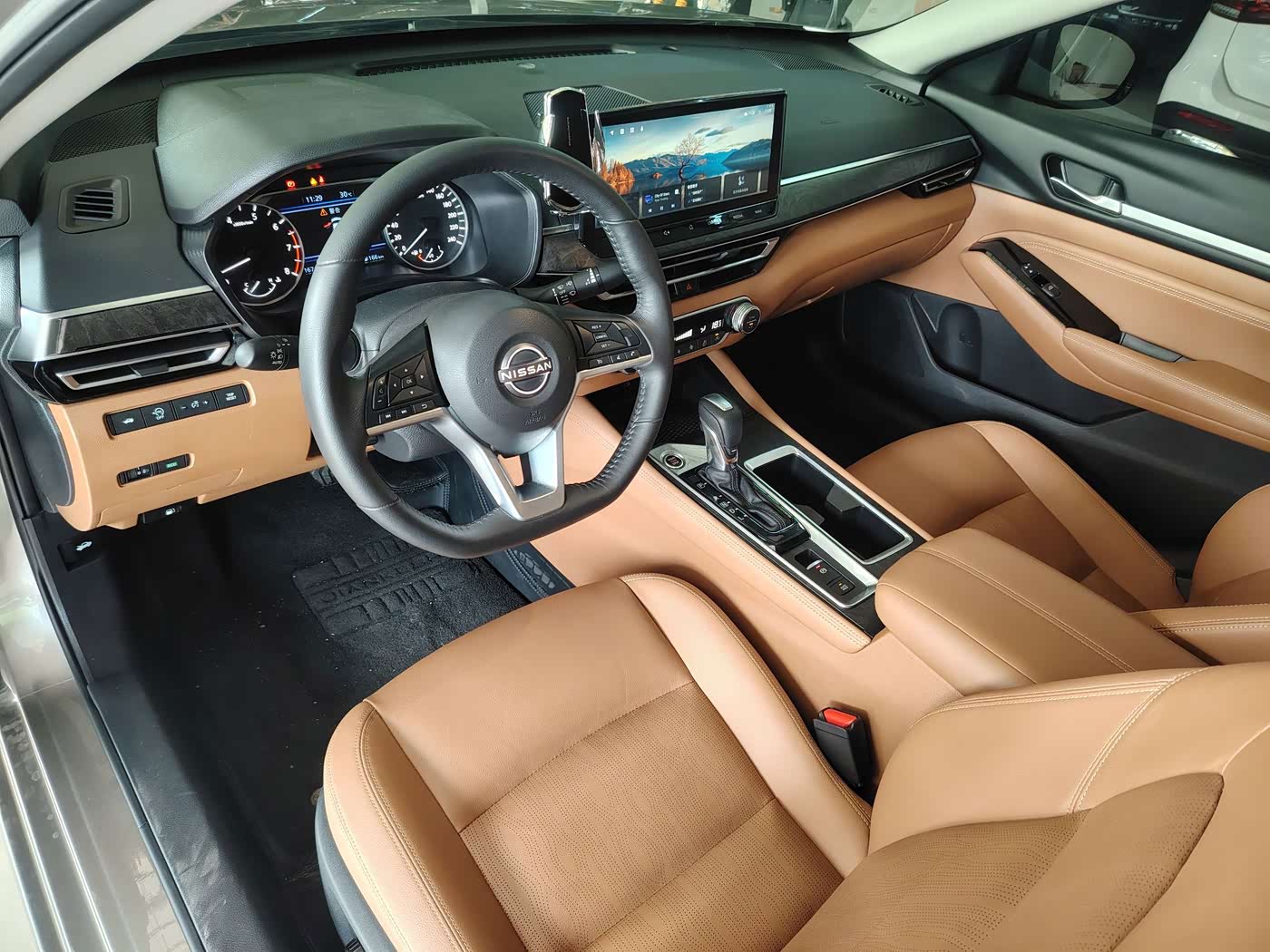 Nissan Teana 2.0 л 2023 г. шампань/коричневый, пробег 16000 км