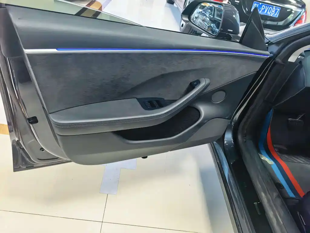 Tesla Model 3 — миниатюра 4