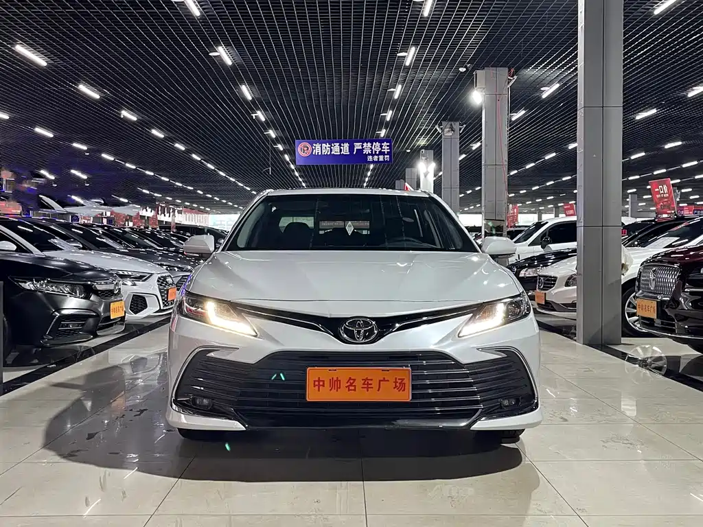 Toyota Camry - фото 2