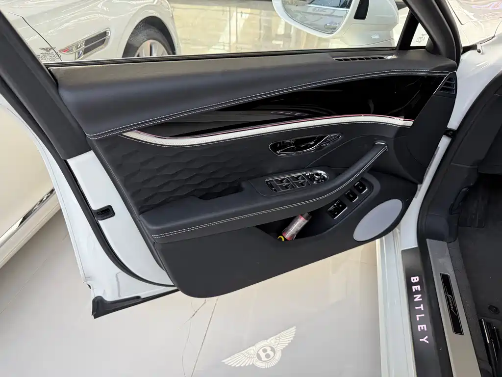 Bentley Flying Spur PHEV — миниатюра 10