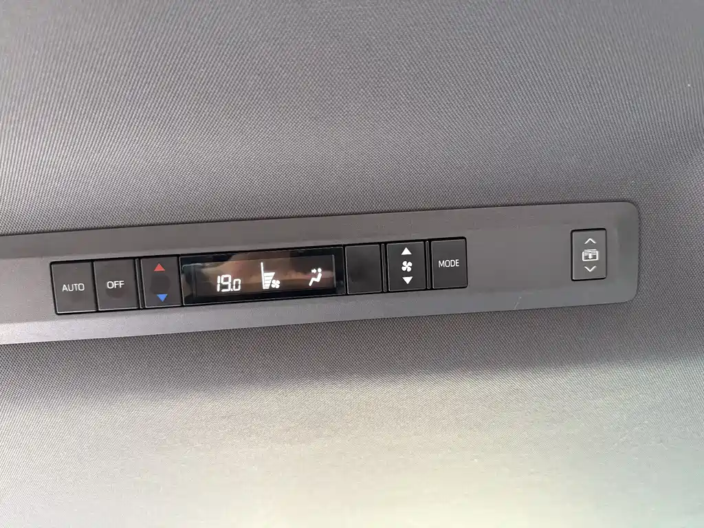 Toyota Granvia - фото 15