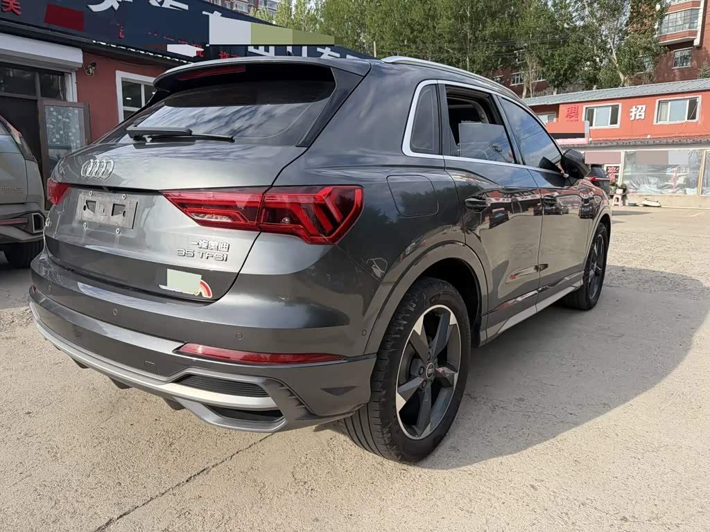 Audi Q3 1.4 л 2023 г. Серебристо-серый, пробег 34000 км