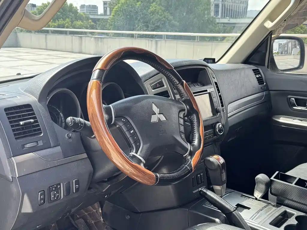 Mitsubishi Pajero (Import) — миниатюра 4