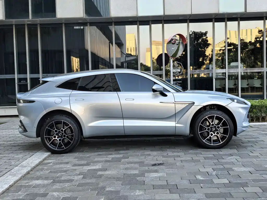 ASTON MARTIN DBX