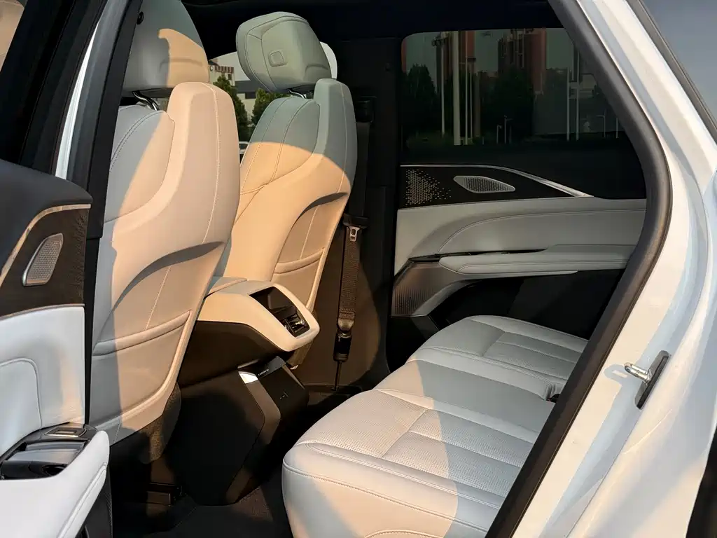 Cadillac Lyriq — миниатюра 10