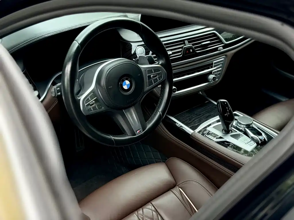 BMW 7 Series — миниатюра 9