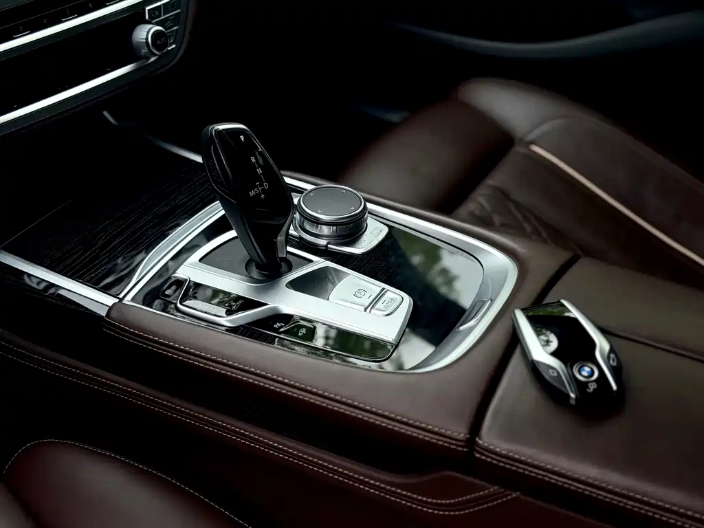 BMW 7 Series — миниатюра 11